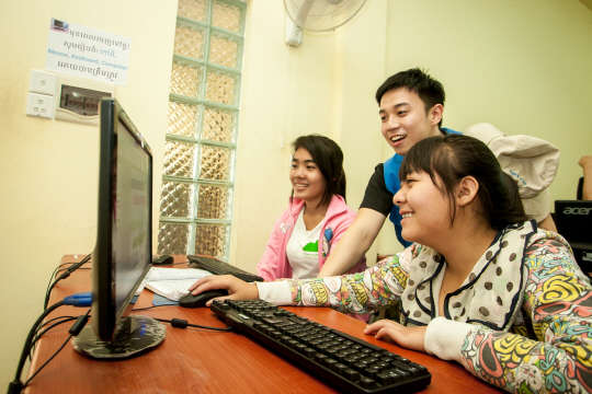 지난 2일 캄보디아 프놈펜에 위치한 한국거래소 IT교육센터에서 한국거래소 대학생 봉사단 이 현지 학생들에게 IT수업을 진행하고 있다.  한국거래소 제공